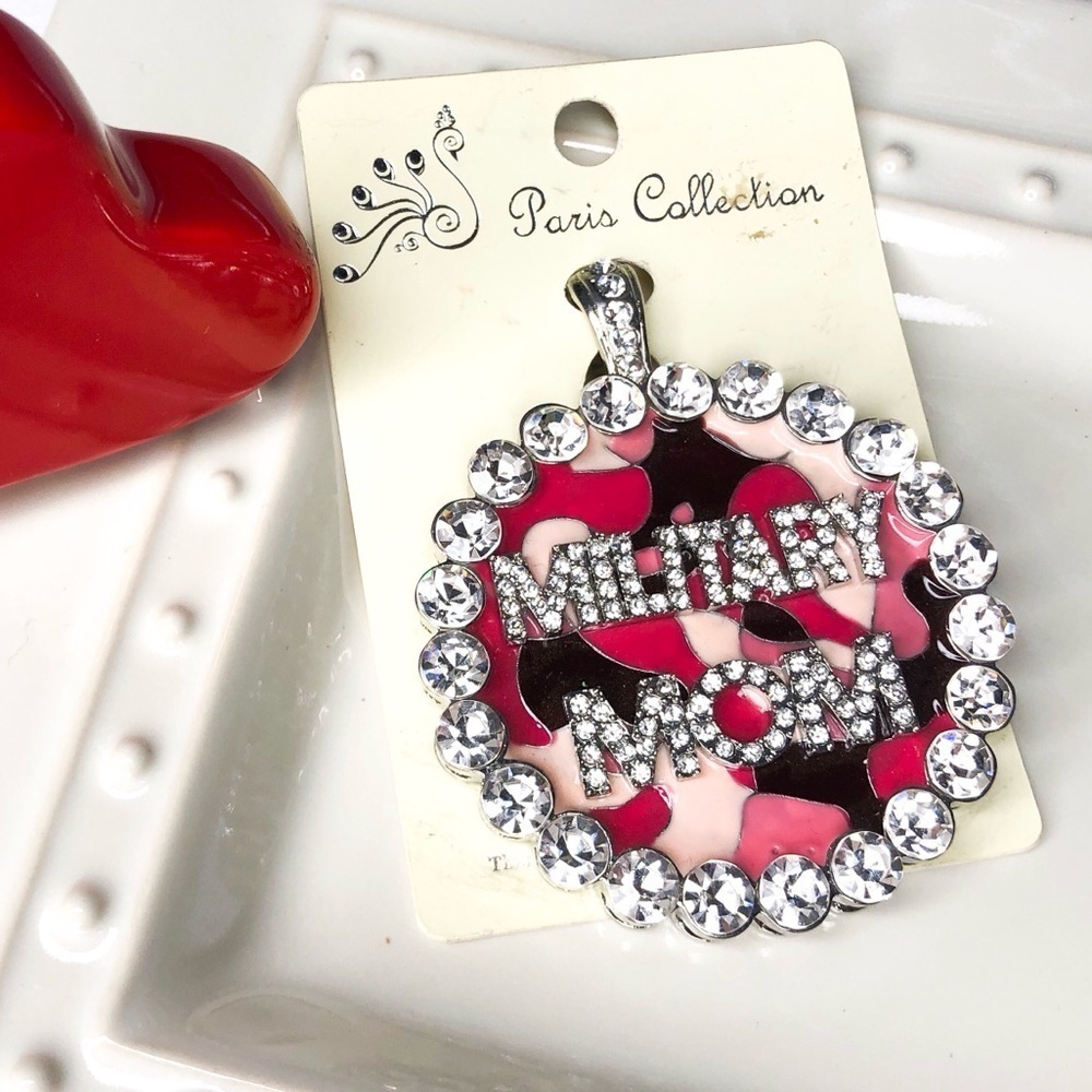 🌷NEW Military Mom Magnetic Clasp Pendant